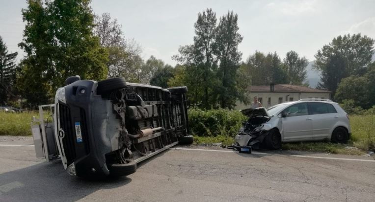 Grave  incidente: furgone ribaltato alla rotonda. Morto il 91enne che guidava l’auto  FOTO