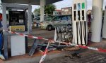 Si schianta contro la pompa di benzina e abbandona l’auto