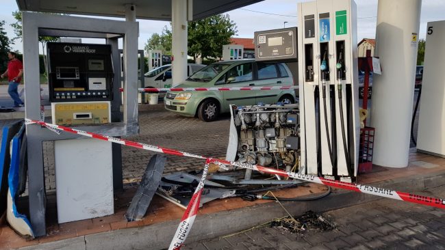 Si schianta contro la pompa di benzina e abbandona l’auto