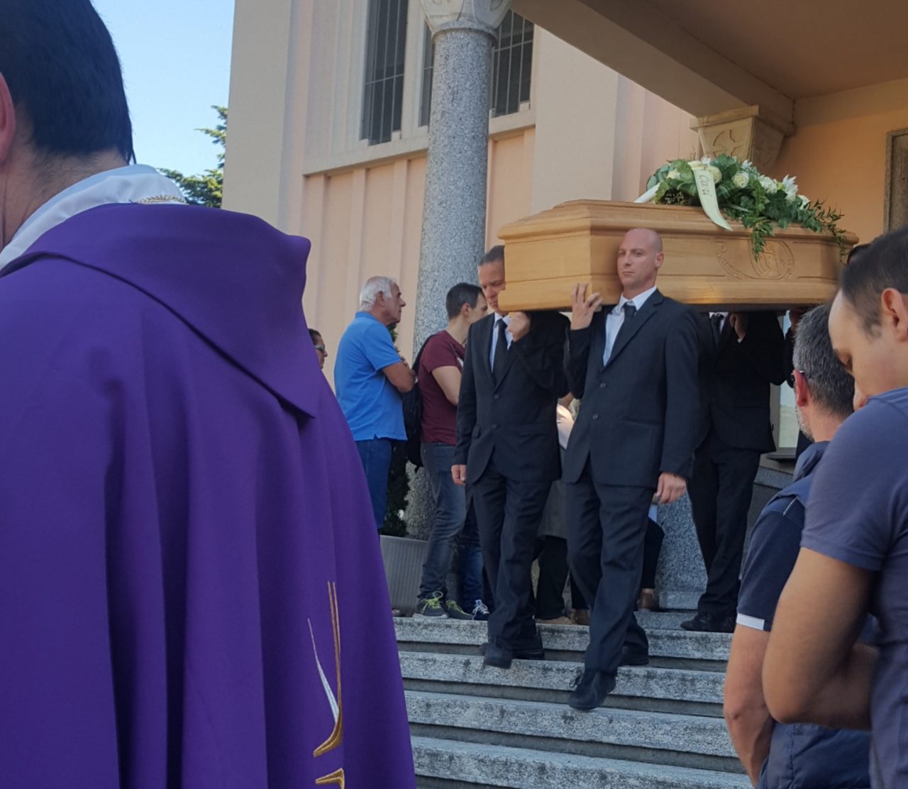 Folla commossa per l’addio al giovane papà morto in moto