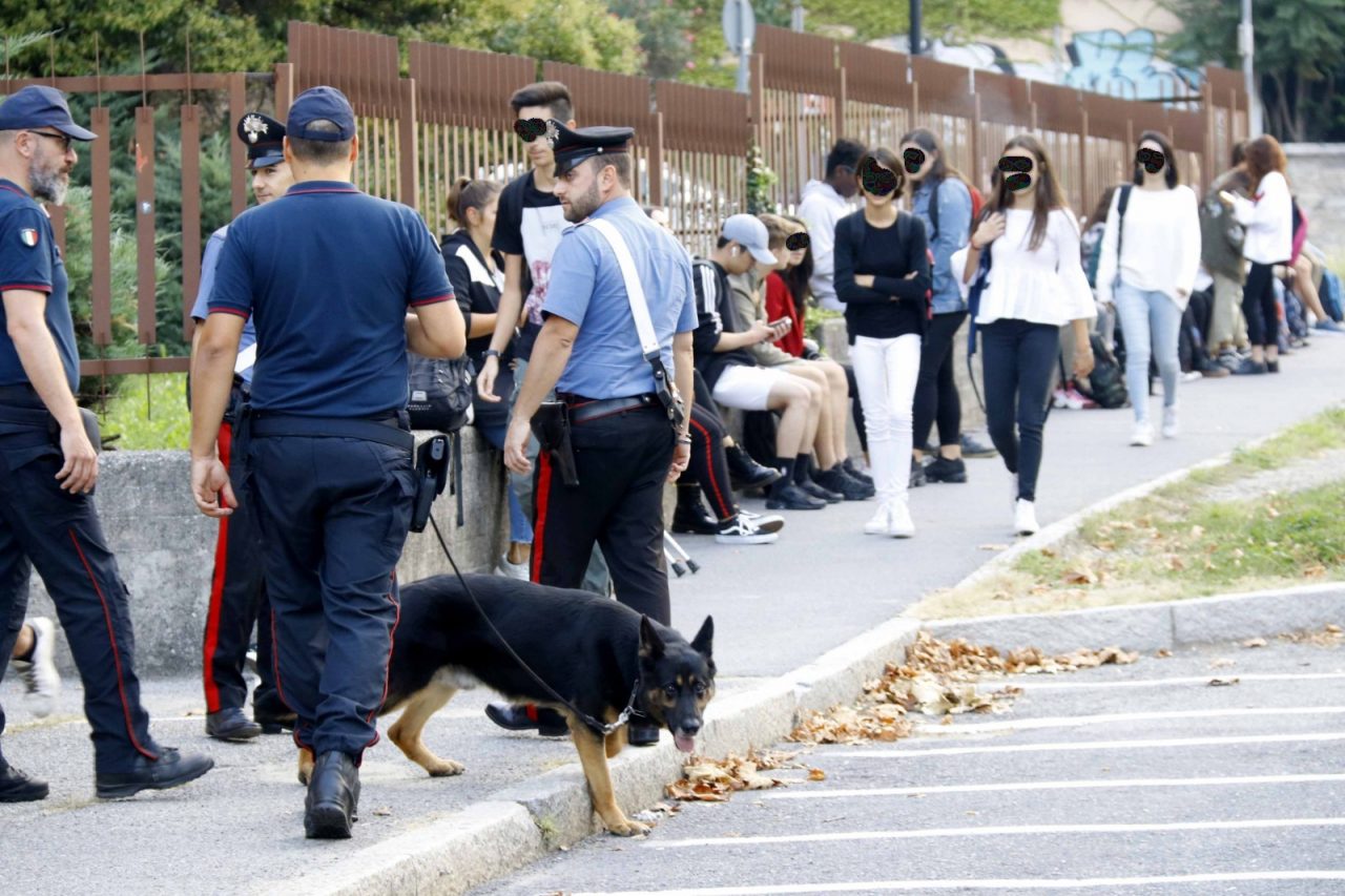 Controlli antidroga fuori dalle scuole a Lecco Merate: due studenti beccati con l’hashish