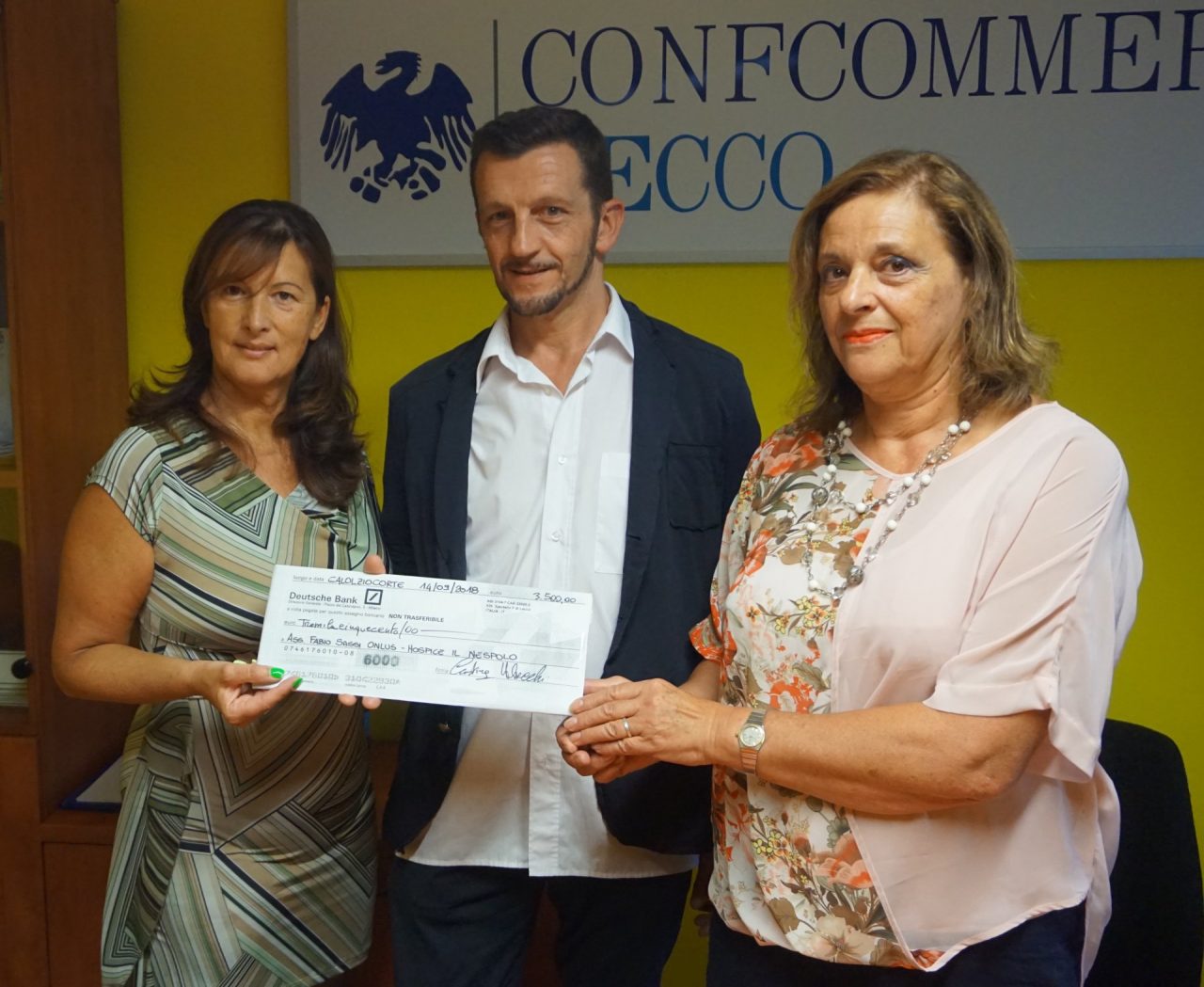 Serata con i Legnanesi: donati 3.500 euro all’Hospice il Nespolo