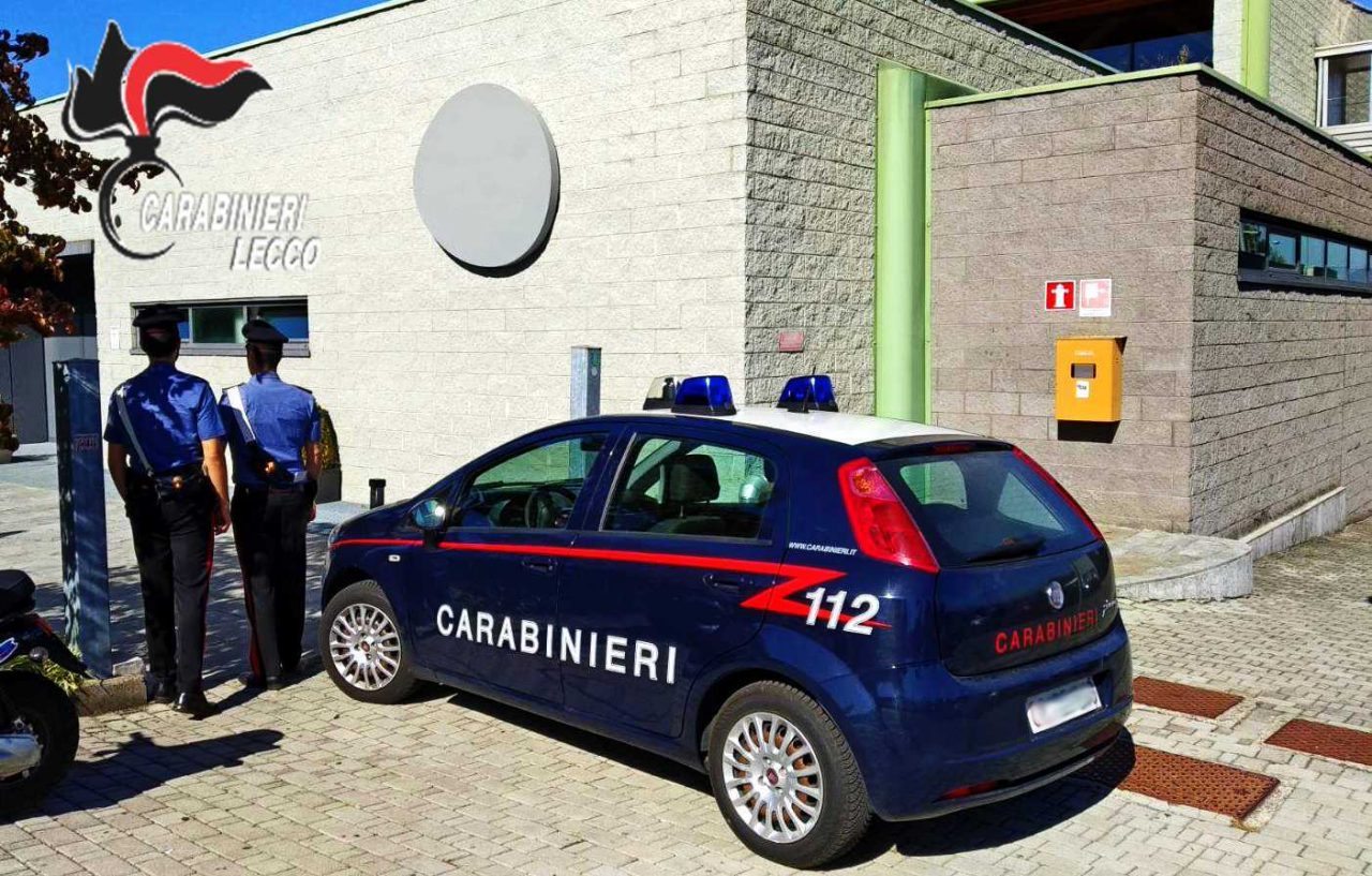 60enne ruba negli spogliatoi del centro sportivo: in manette