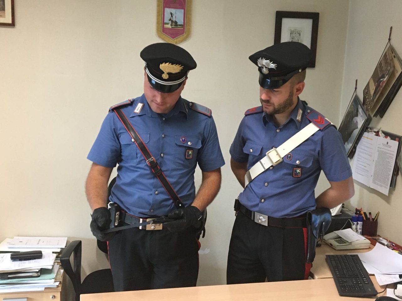 Si oppone allo sfratto minacciando il suicidio, salvato dai carabinieri