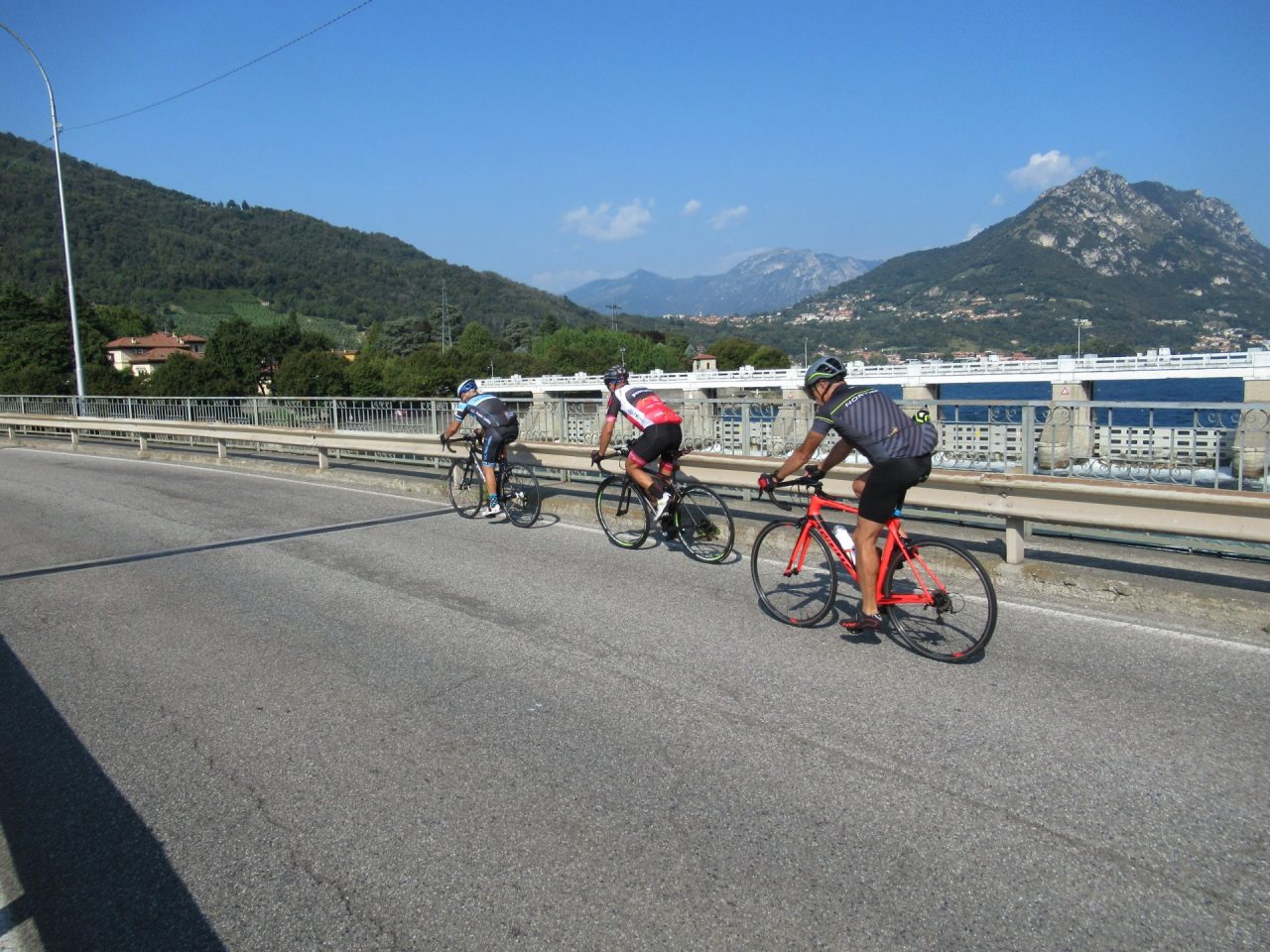 Concorso “Ciclisti in fila indiana”: foto da tutta Italia e non solo