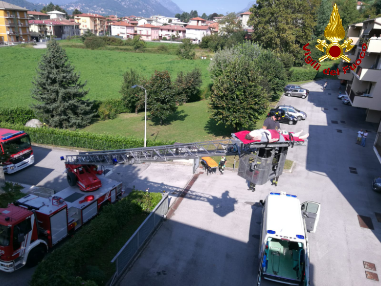 Si sente male in casa, anziana salvata dai pompieri