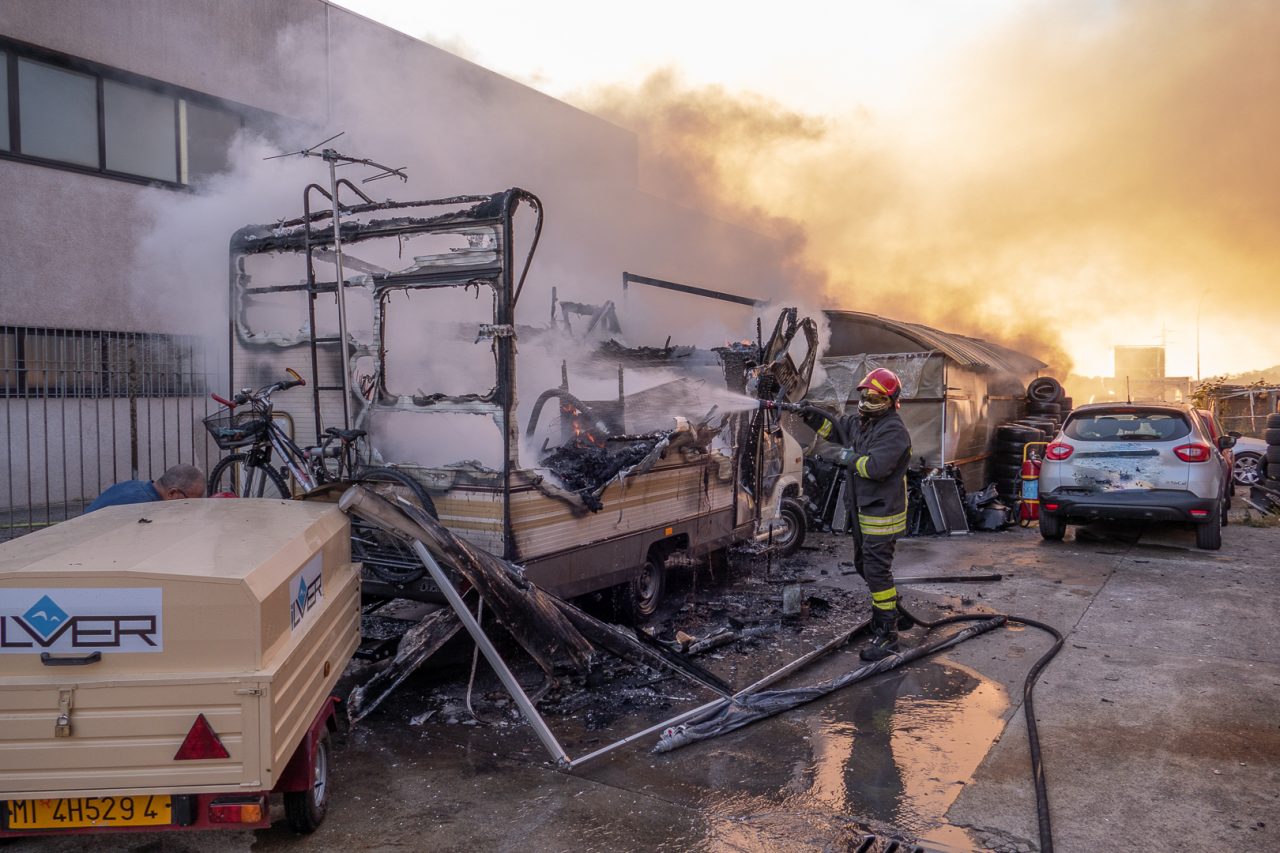 Incendio in carrozzeria, camper in fiamme VIDEO e FOTO