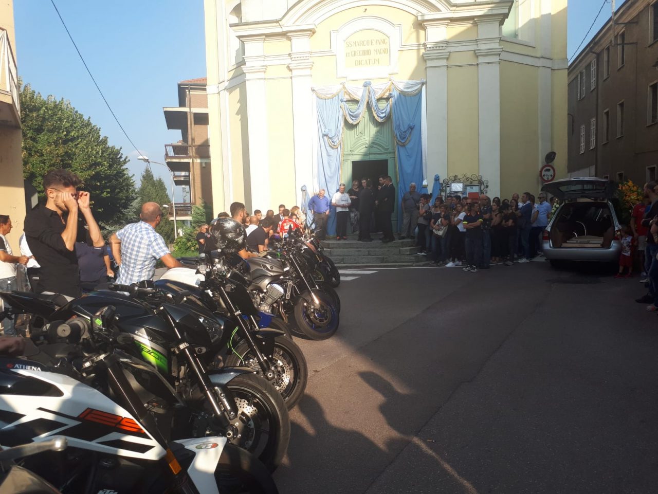 Commosso addio al motociclista morto a Lierna FOTO e VIDEO