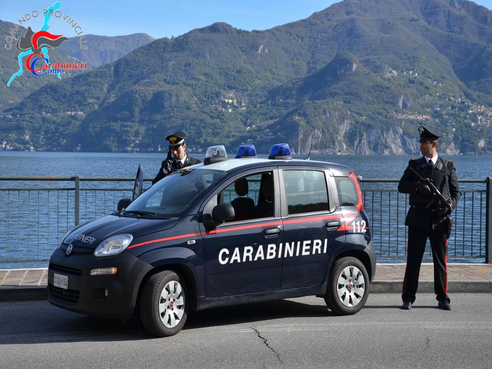 Danneggia giostra facendo esplodere un petardo