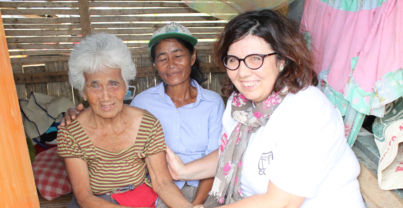 Silvia con Help Age International durante il tifone del 2013 nelle Filippine
