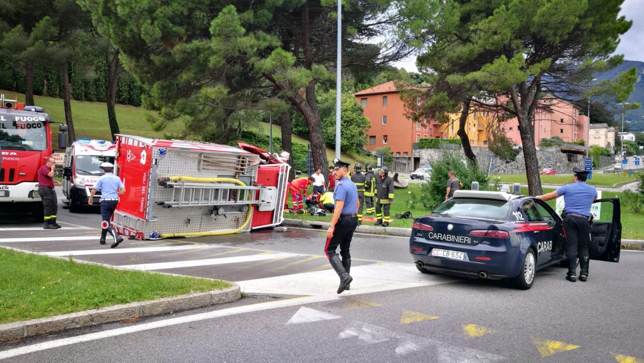 Mezzo dei pompieri si ribalta al ponte Kennedy FOTO