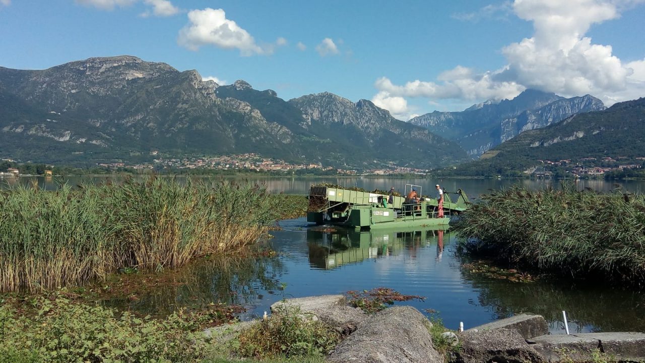 In azione il battello spazzino sul lago di Oggiono