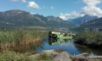 In azione il battello spazzino sul lago di Oggiono