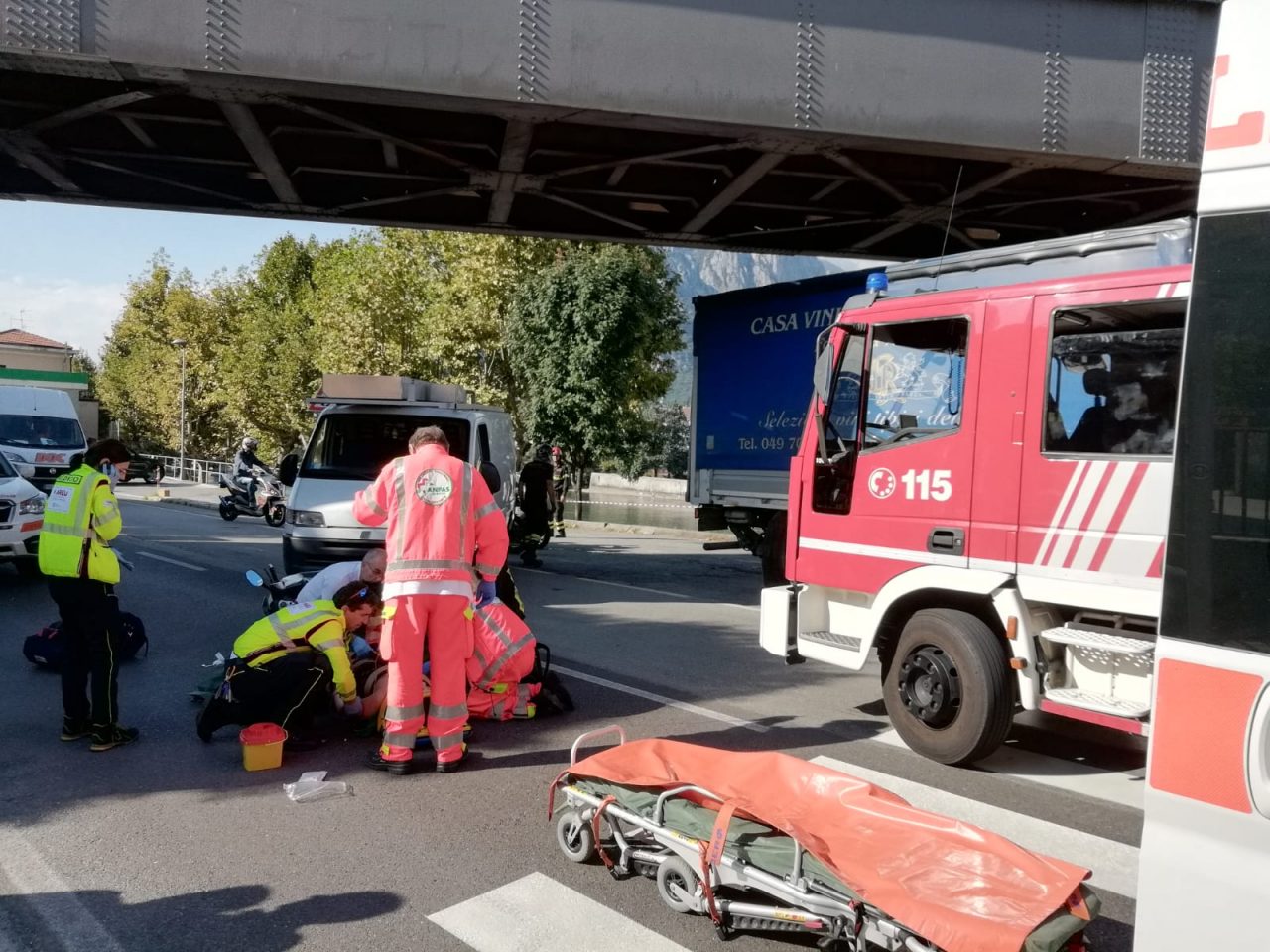 Scontro furgone moto sulla Provinciale, traffico in tilt FOTO