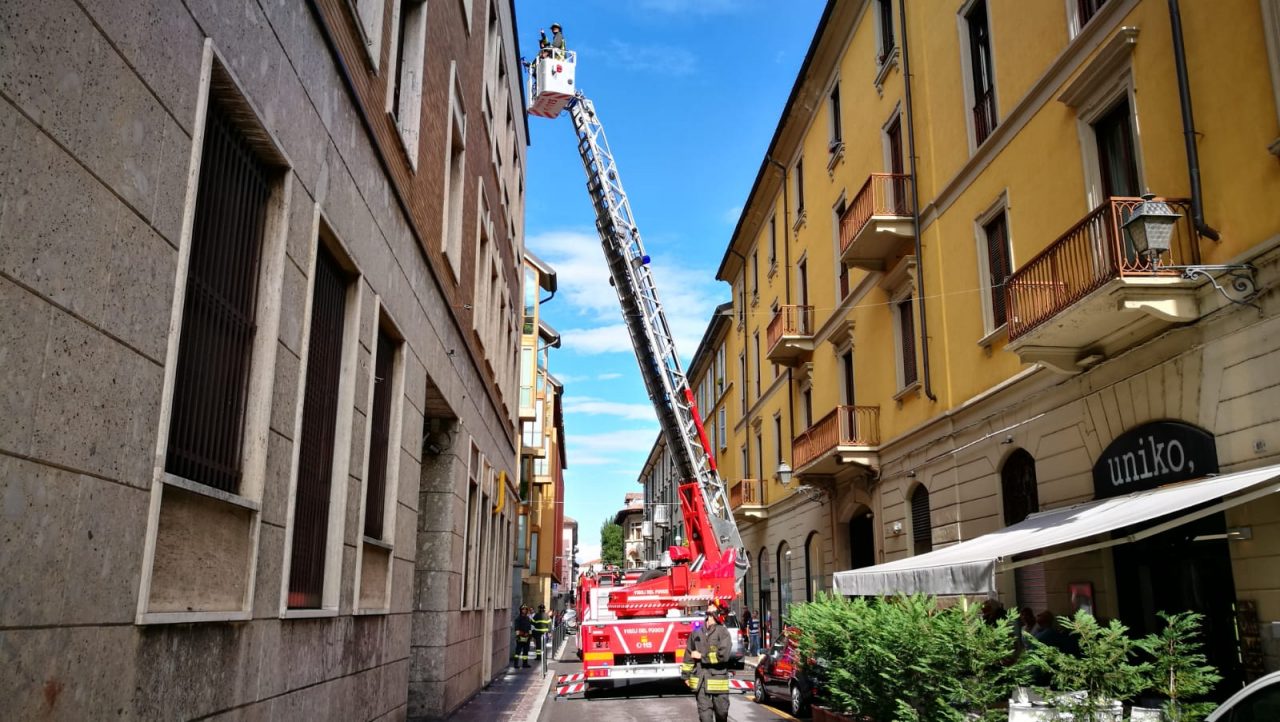Cadono detriti dal tetto: pompieri al lavoro FOTO E VIDEO