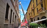 Cadono detriti dal tetto: pompieri al lavoro FOTO E VIDEO