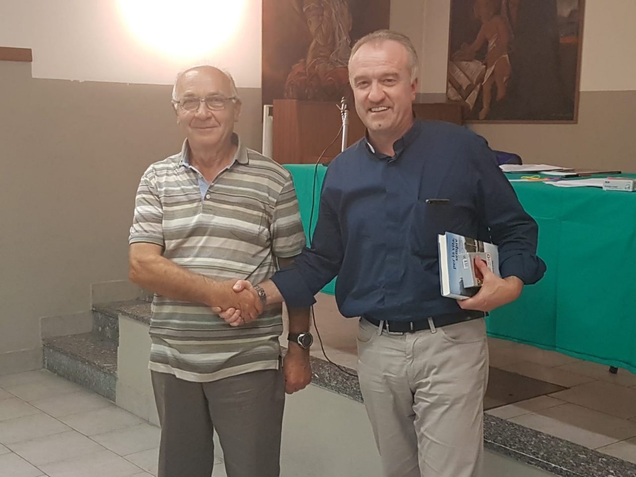 Vercurago: bagno di folla per la presentazione del libro dedicato a “Don Trus” FOTO