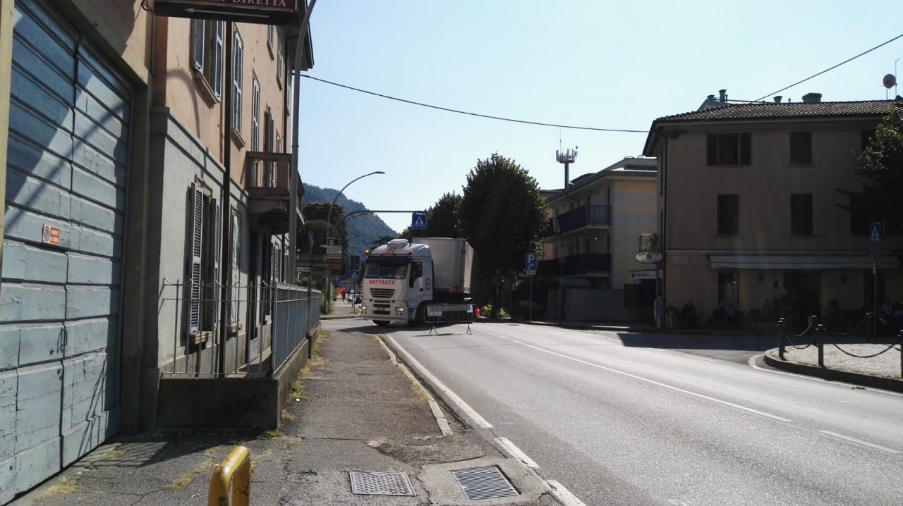 SP 342 chiusa per lavori: ma quanti sono i furbi che passano lo stesso? FOTO E VIDEO