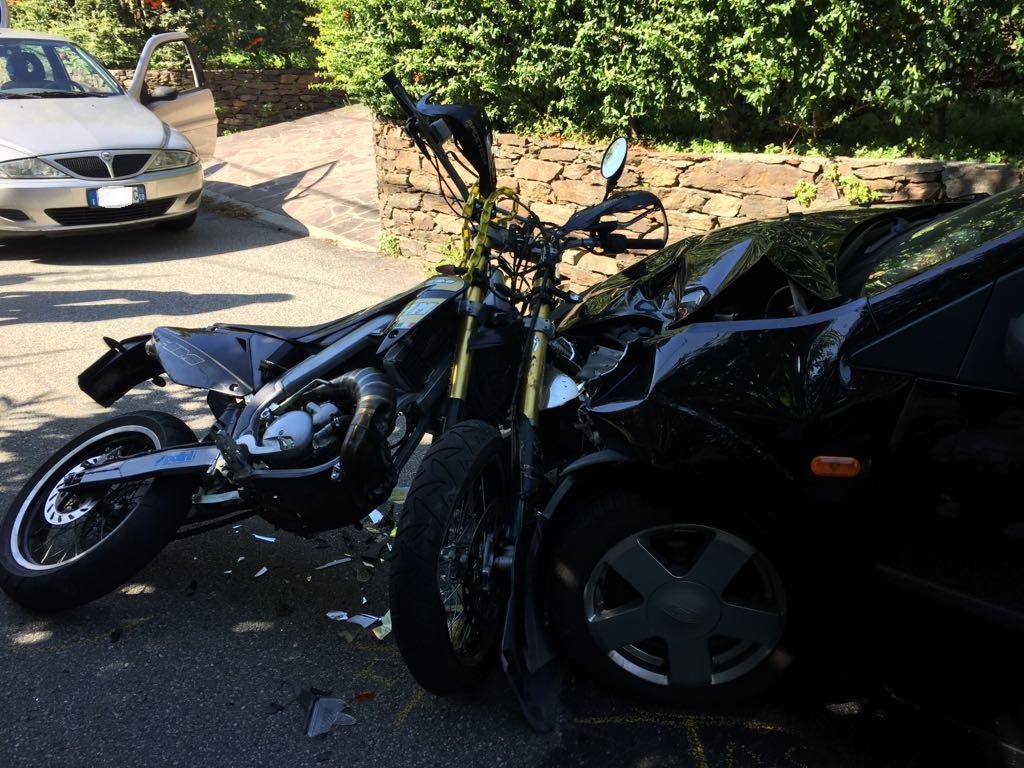 Tremendo frontale a San Siro tra auto e scooter