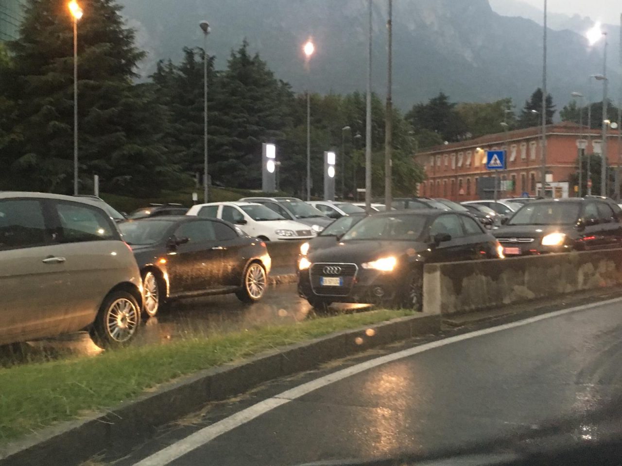 Pioggia e auto in panne: traffico in tilt a Lecco FOTO
