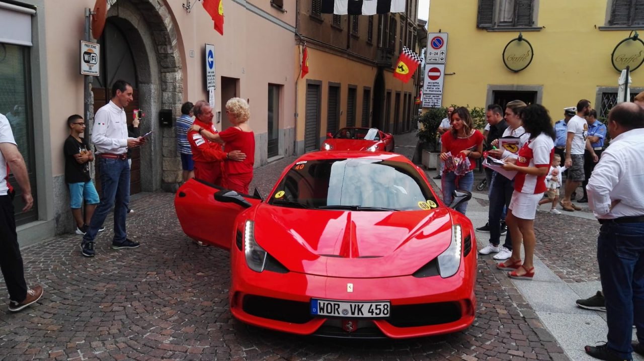 Sfilata di Ferrari rombanti a Caprino FOTO