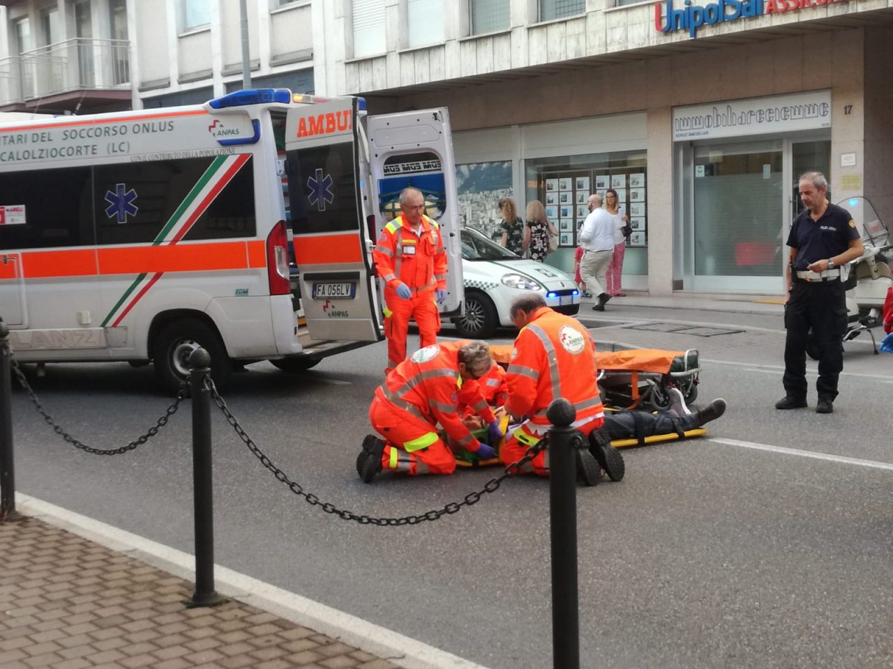 Paura in centro Lecco: donna investita da un motorino FOTO