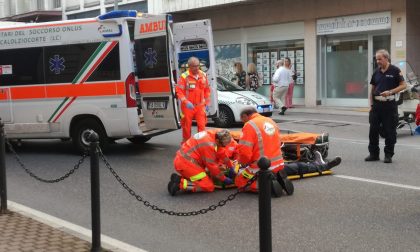 Paura in centro Lecco: donna investita da un motorino FOTO