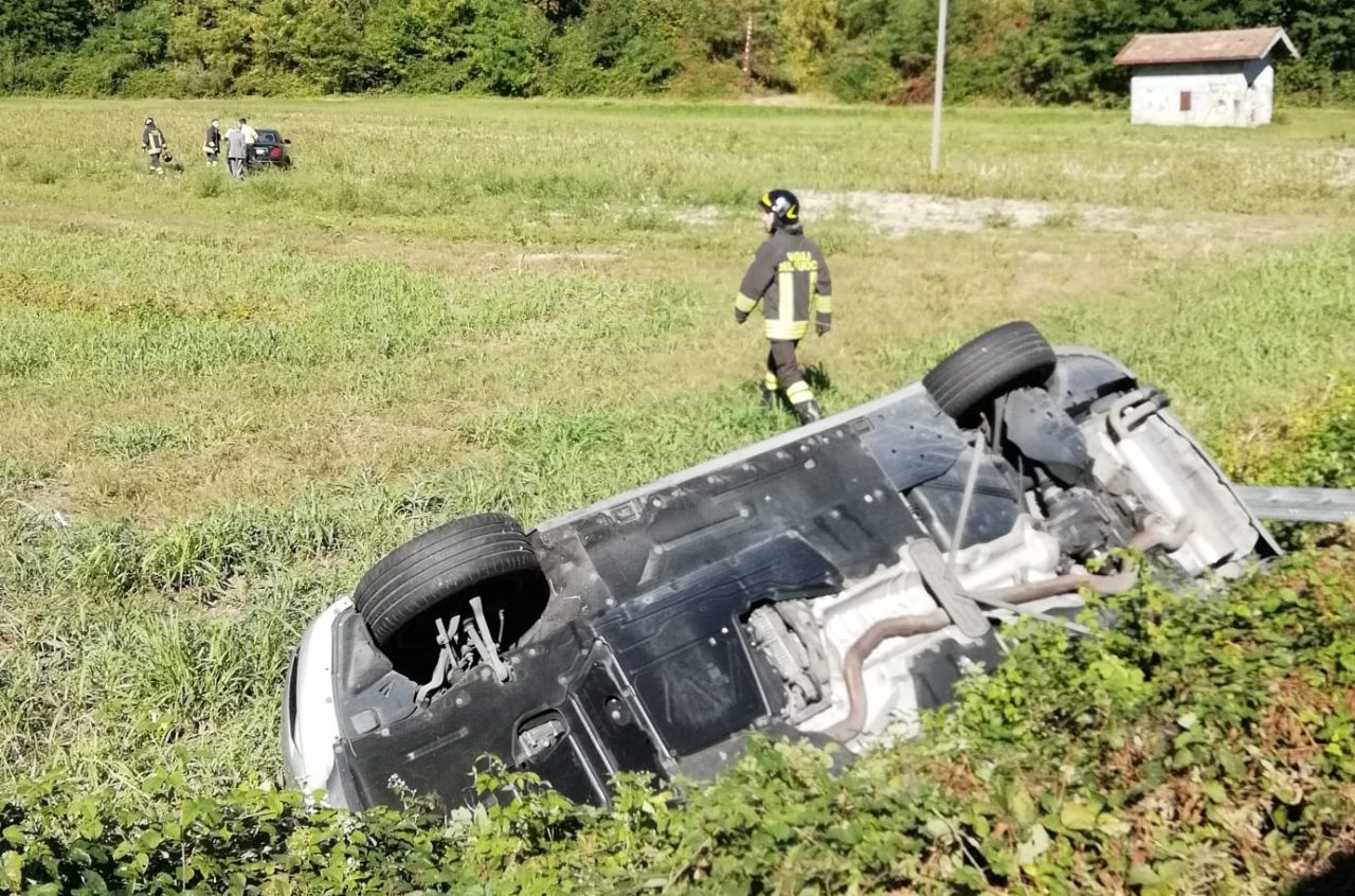 Incidente sulla Ex 36, due auto escono di strada e una si ribalta FOTO