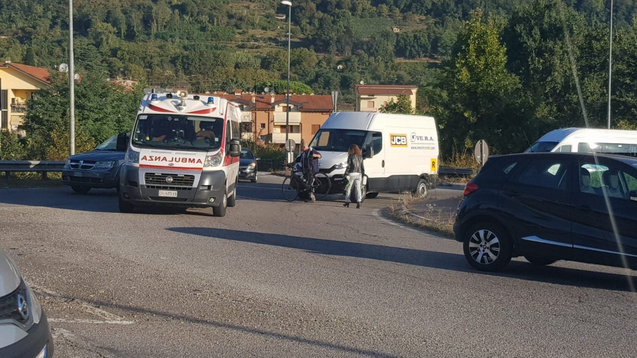 Ciclista investito alla rotonda sulla Provinciale FOTO e VIDEO
