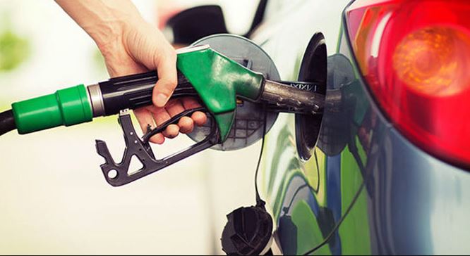Acqua nel distributore di benzina,  decine di auto finiscono in panne