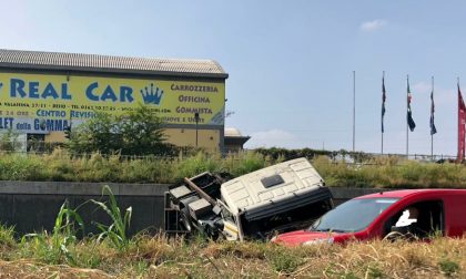 Camion si ribalta sulla SS36: traffico in tilt da ore FOTO