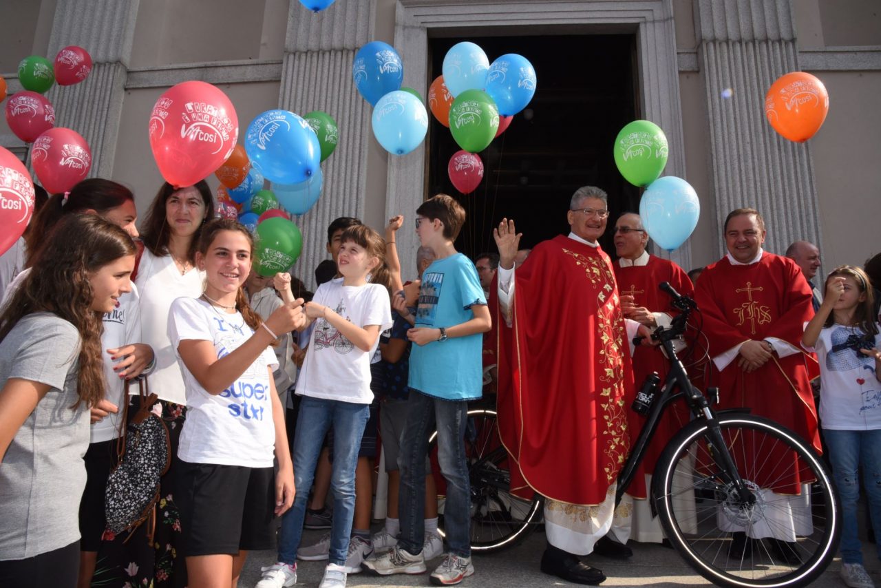 “Grazie monsignor Cecchin”: commosso saluto dei lecchesi al prevosto FOTO