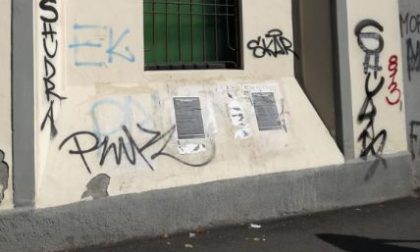 A Lecco manifesto anarchico contro gli alpini: "Stupratori per diletto assassini di mestiere". Rabbia e indignazione