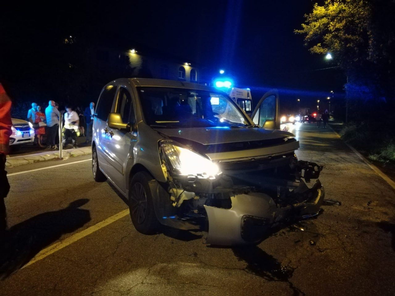 Provoca un incidente e scappa ma… perde la targa FOTO E VIDEO