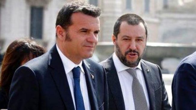 Negozi chiusi la domenica: il ministro leghista si mette di traverso