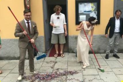 Sposi con la ramazza puliscono il sagrato IL VIDEO DIVENTA VIRALE