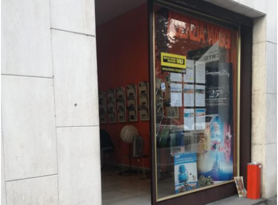 Paura a Lecco: uomo manda in frantumi una vetrina,  ferita una giovane donna