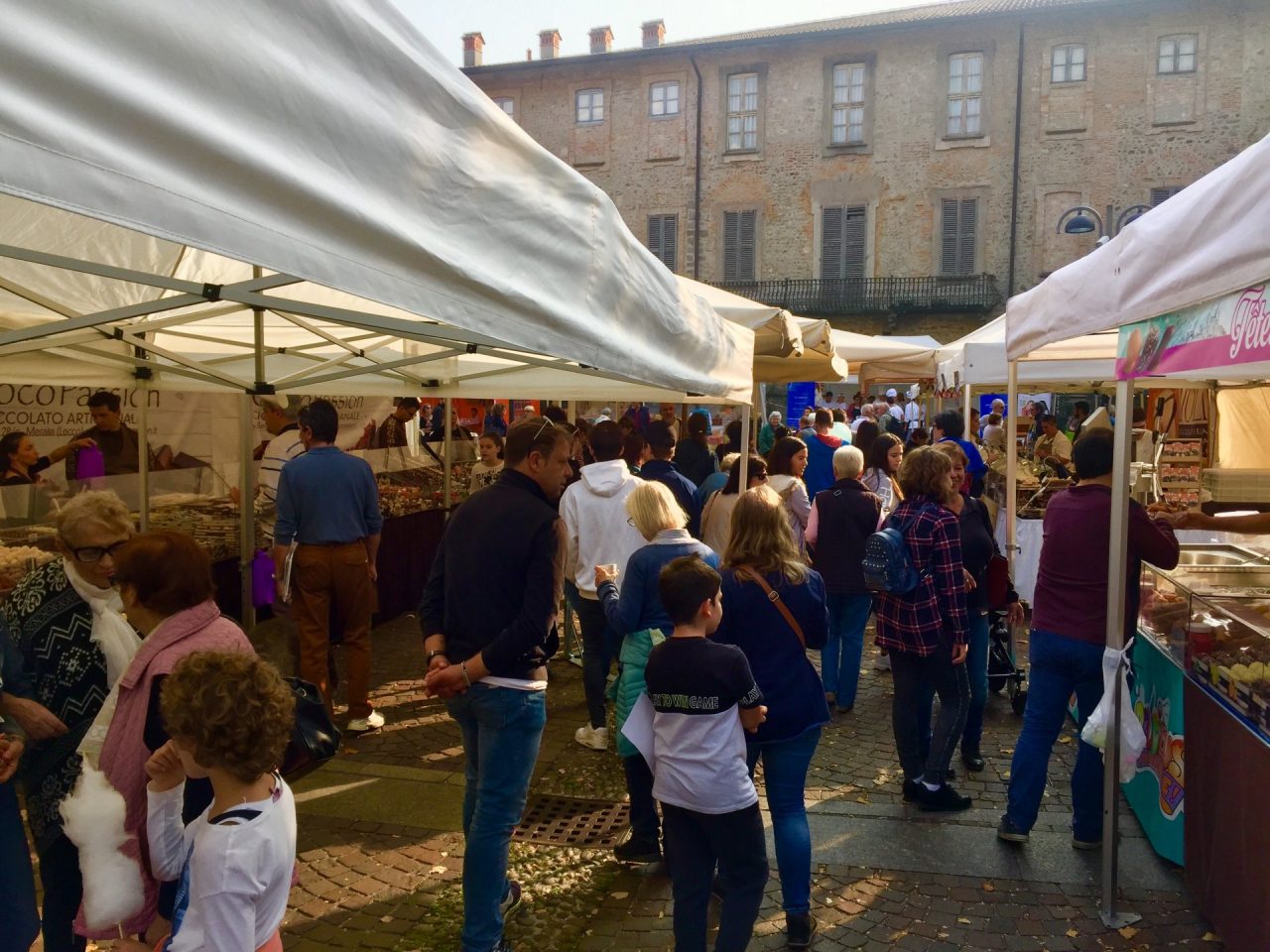 La festa del cioccolato rallegra il centro di Merate FOTO