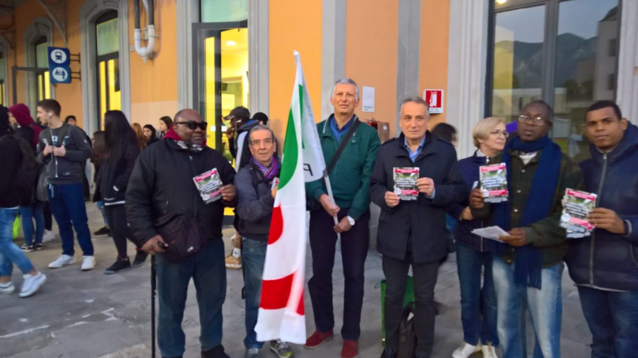 Dem in stazione con i pendolari: “La Regione non sta facendo nulla per migliorar il servizio ferroviario”