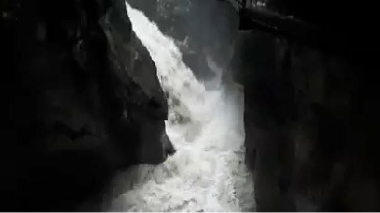 Allerta meteo rossa, “evitate gli spostamenti” VIDEO