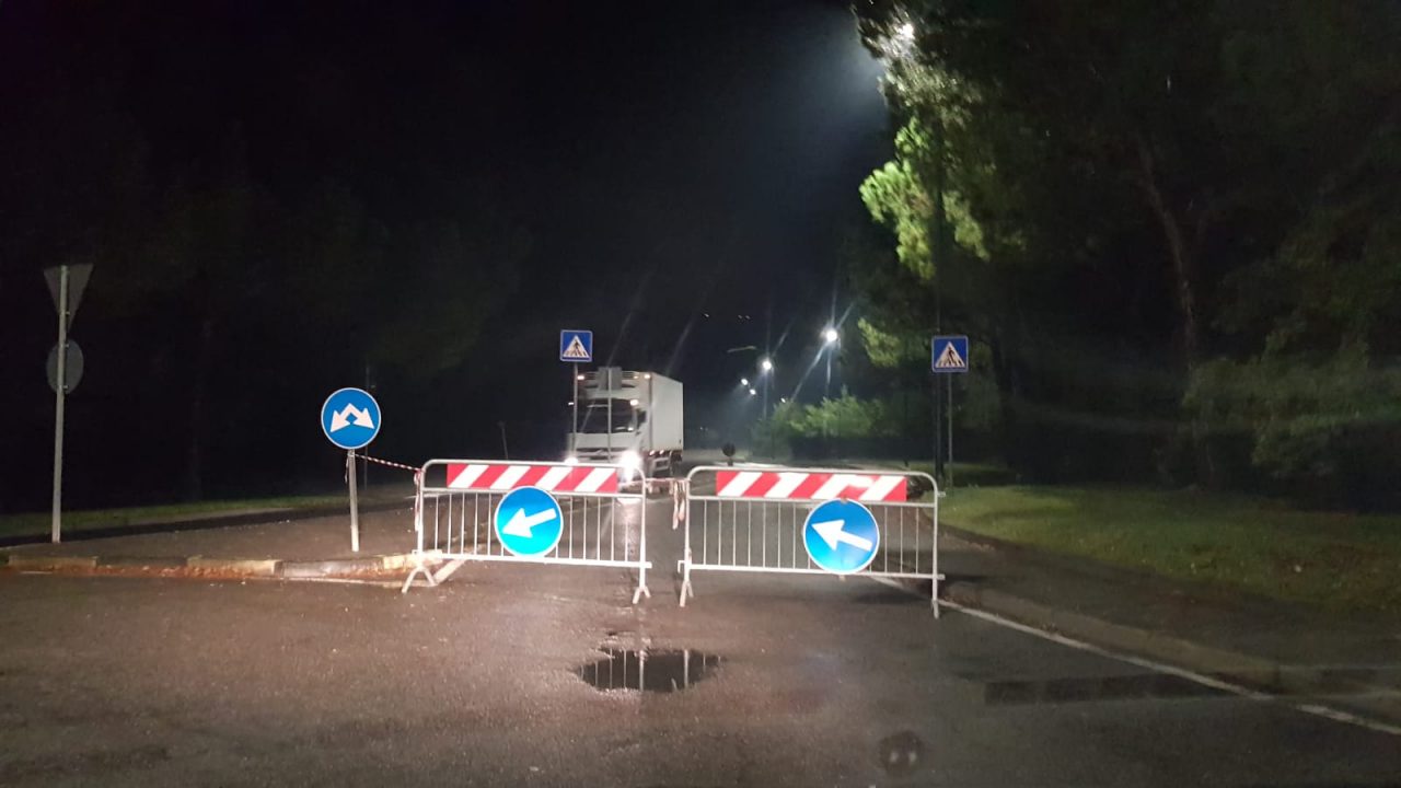 Strada allagata: chiusa al traffico via de Gasperi a Calolzio
