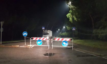 Strada allagata: chiusa al traffico via de Gasperi a Calolzio