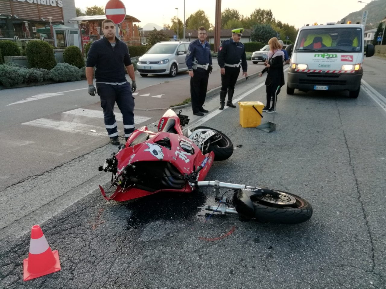 Scontro sulla Statale a Garlate, motocicletta distrutta, centauro miracolato FOTO