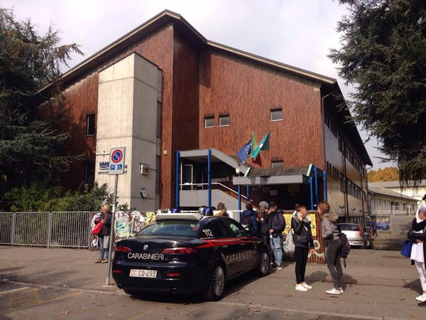 Prof colpita con una sedia in Brianza, uno studente confessa