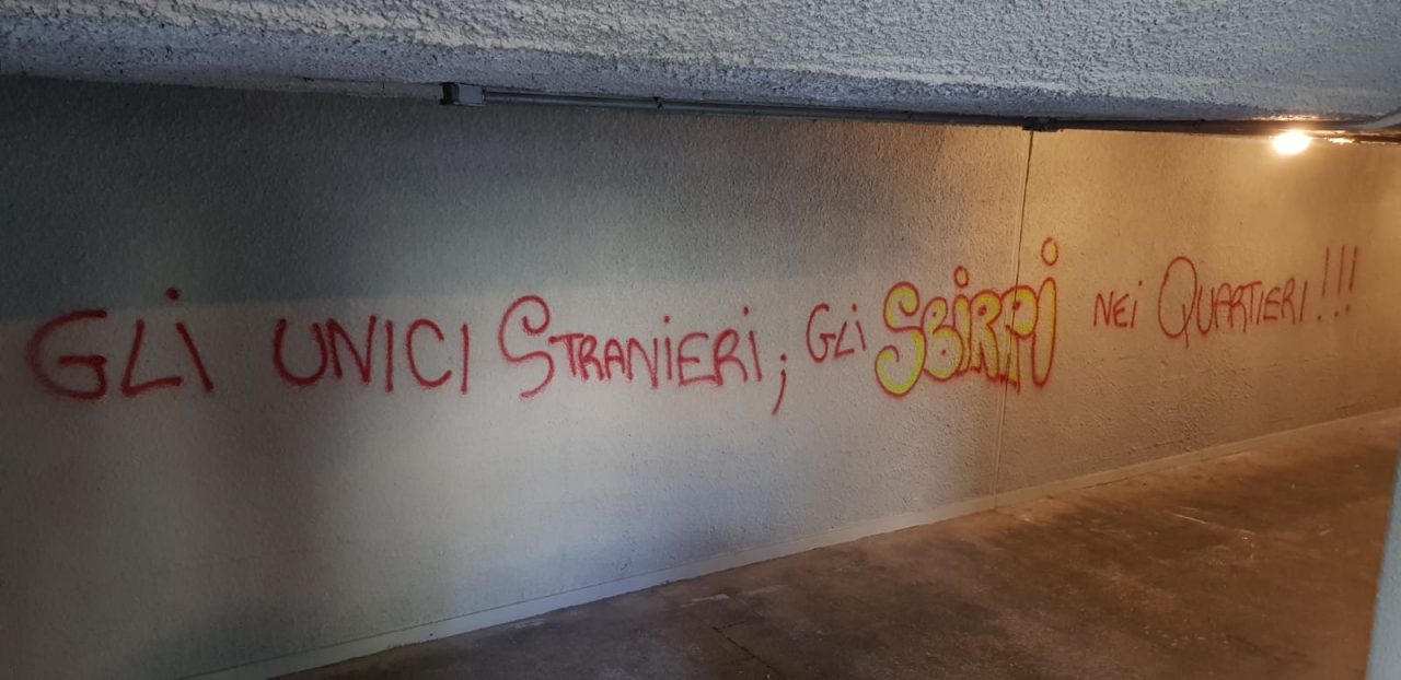 Vandali imbrattano il sottopassaggio da poco ridipinto FOTO