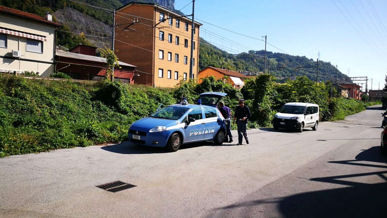 Tragedia a Lecco: ritrovato un cadavere lungo la ferrovia. La vittima è un giovane straniero