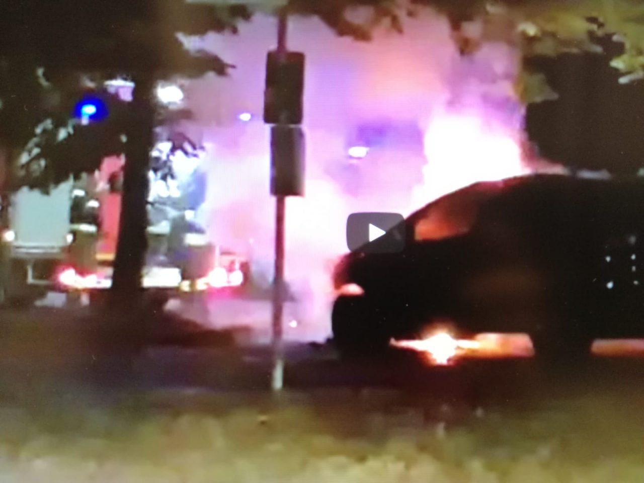 Auto in fiamme sul parcheggio di Brugarolo VIDEO