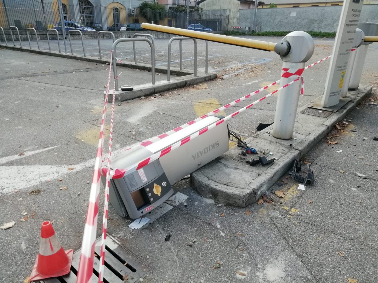 Abbatte cartelli e colonnina del parcheggio e fugge: beccato il pirata FOTO