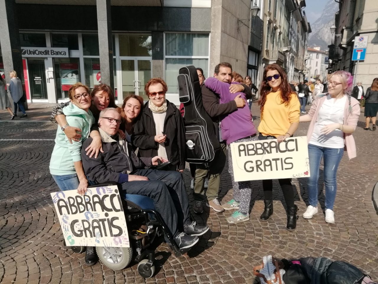 Abbracci gratis in piazza a Lecco