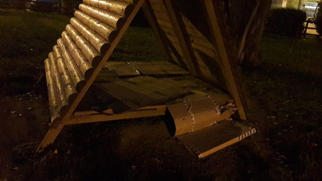 Il sindaco sceriffo caccia un senzatto dal parco dei bambini